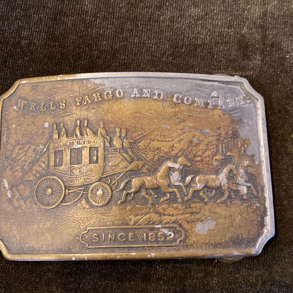 4 Assorted Belt Buckles - Picture 8 of 9